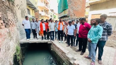 वाराणसी में बरसात से पहले जलभराव रोकने के लिए नगर निगम ने नालों की सफाई अभियान तेज कर दिया है। महापौर अशोक कुमार तिवारी ने नदेसर व वरुणापार क्षेत्रों का निरीक्षण कर अवैध कब्जे हटाने, सीवर दुरुस्त करने और तय समयसीमा में सफाई पूरी करने के सख्त निर्देश दिए, साथ ही लापरवाही पर कार्रवाई की चेतावनी दी।