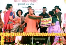 लखीमपुर खीरी में मुख्यमंत्री योगी आदित्यनाथ ने थारू जनजाति और पूर्वी उत्तर प्रदेश के 6700 से अधिक परिवारों को भूमि अधिकार पत्र वितरित किए। 817 करोड़ रुपये की 314 विकास परियोजनाओं का लोकार्पण और शिलान्यास किया गया। मुख्यमंत्री ने माफियाओं पर कड़ा संदेश देते हुए कहा कि सरकार गरीबों का हक नहीं छीने जाने देगी। कार्यक्रम में आत्मनिर्भरता, सम्मान और विकास को नई दिशा देने पर जोर दिया गया। साथ ही किसानों को हर संभव मदद और युवाओं को रोजगार देने की प्रतिबद्धता दोहराई गई।