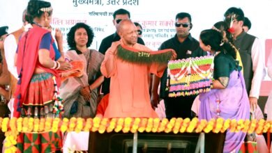 लखीमपुर खीरी में मुख्यमंत्री योगी आदित्यनाथ ने थारू जनजाति और पूर्वी उत्तर प्रदेश के 6700 से अधिक परिवारों को भूमि अधिकार पत्र वितरित किए। 817 करोड़ रुपये की 314 विकास परियोजनाओं का लोकार्पण और शिलान्यास किया गया। मुख्यमंत्री ने माफियाओं पर कड़ा संदेश देते हुए कहा कि सरकार गरीबों का हक नहीं छीने जाने देगी। कार्यक्रम में आत्मनिर्भरता, सम्मान और विकास को नई दिशा देने पर जोर दिया गया। साथ ही किसानों को हर संभव मदद और युवाओं को रोजगार देने की प्रतिबद्धता दोहराई गई।