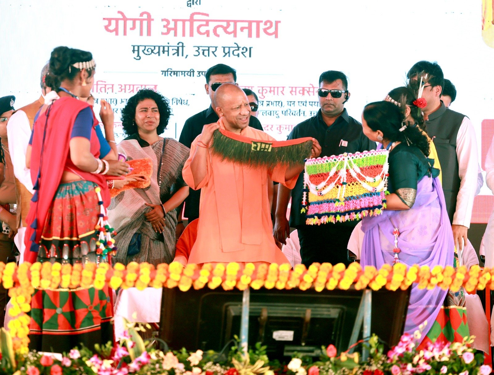 लखीमपुर खीरी में मुख्यमंत्री योगी आदित्यनाथ ने थारू जनजाति और पूर्वी उत्तर प्रदेश के 6700 से अधिक परिवारों को भूमि अधिकार पत्र वितरित किए। 817 करोड़ रुपये की 314 विकास परियोजनाओं का लोकार्पण और शिलान्यास किया गया। मुख्यमंत्री ने माफियाओं पर कड़ा संदेश देते हुए कहा कि सरकार गरीबों का हक नहीं छीने जाने देगी। कार्यक्रम में आत्मनिर्भरता, सम्मान और विकास को नई दिशा देने पर जोर दिया गया। साथ ही किसानों को हर संभव मदद और युवाओं को रोजगार देने की प्रतिबद्धता दोहराई गई।