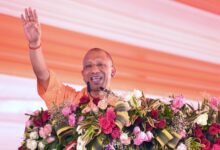 लखीमपुर खीरी में मुख्यमंत्री योगी आदित्यनाथ ने 331 बांग्लादेश से विस्थापित हिंदू परिवारों को भूमिधरी अधिकार पत्र वितरित किए और मियांपुर का नाम बदलकर ‘रविंद्र नगर’ करने की घोषणा की। उन्होंने 417 करोड़ की 213 विकास परियोजनाओं का लोकार्पण व शिलान्यास किया। सीएम ने पाकिस्तान और विपक्षी दलों पर तीखा हमला करते हुए कहा कि तुष्टीकरण की राजनीति ने पीड़ित समुदायों को न्याय से वंचित रखा। सरकार अब विस्थापितों को सम्मान और अधिकार दिलाने के लिए प्रतिबद्ध है।