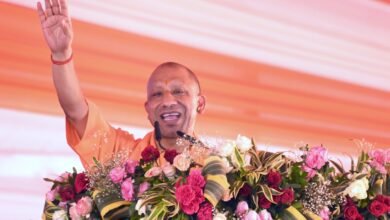 लखीमपुर खीरी में मुख्यमंत्री योगी आदित्यनाथ ने 331 बांग्लादेश से विस्थापित हिंदू परिवारों को भूमिधरी अधिकार पत्र वितरित किए और मियांपुर का नाम बदलकर ‘रविंद्र नगर’ करने की घोषणा की। उन्होंने 417 करोड़ की 213 विकास परियोजनाओं का लोकार्पण व शिलान्यास किया। सीएम ने पाकिस्तान और विपक्षी दलों पर तीखा हमला करते हुए कहा कि तुष्टीकरण की राजनीति ने पीड़ित समुदायों को न्याय से वंचित रखा। सरकार अब विस्थापितों को सम्मान और अधिकार दिलाने के लिए प्रतिबद्ध है।