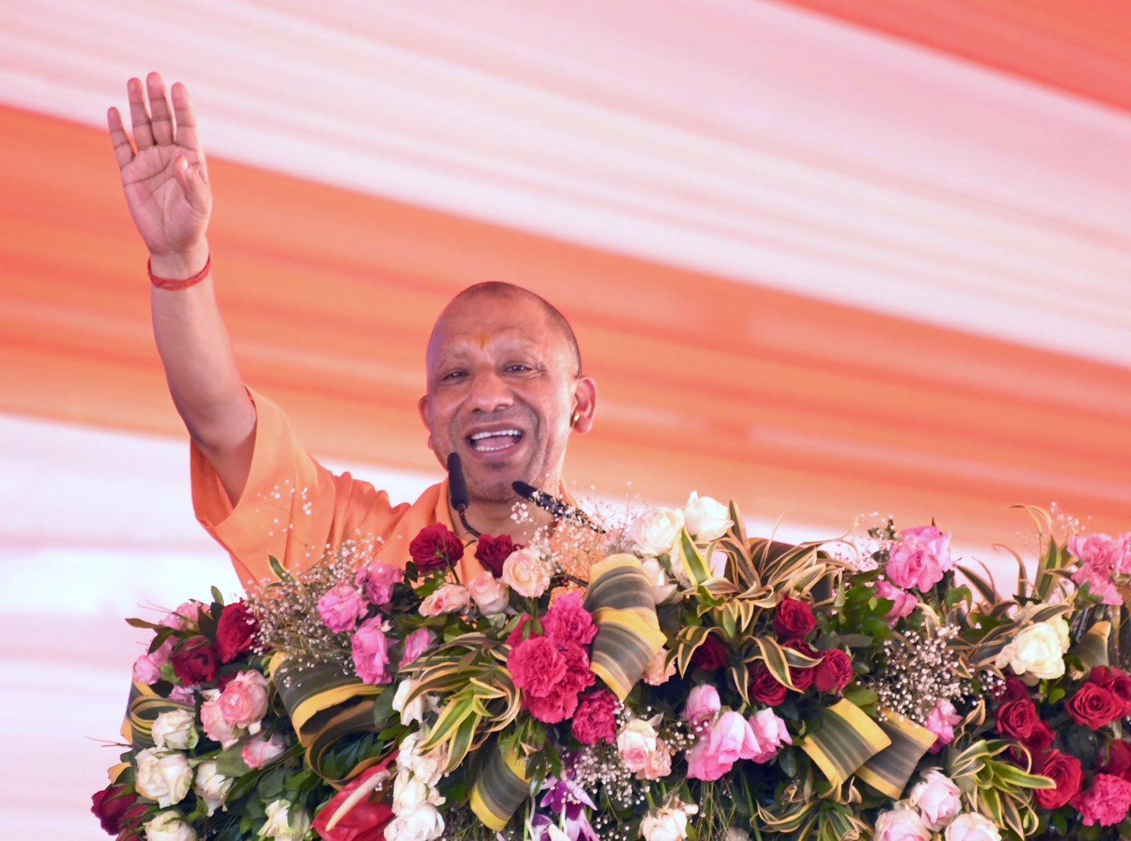 लखीमपुर खीरी में मुख्यमंत्री योगी आदित्यनाथ ने 331 बांग्लादेश से विस्थापित हिंदू परिवारों को भूमिधरी अधिकार पत्र वितरित किए और मियांपुर का नाम बदलकर ‘रविंद्र नगर’ करने की घोषणा की। उन्होंने 417 करोड़ की 213 विकास परियोजनाओं का लोकार्पण व शिलान्यास किया। सीएम ने पाकिस्तान और विपक्षी दलों पर तीखा हमला करते हुए कहा कि तुष्टीकरण की राजनीति ने पीड़ित समुदायों को न्याय से वंचित रखा। सरकार अब विस्थापितों को सम्मान और अधिकार दिलाने के लिए प्रतिबद्ध है।