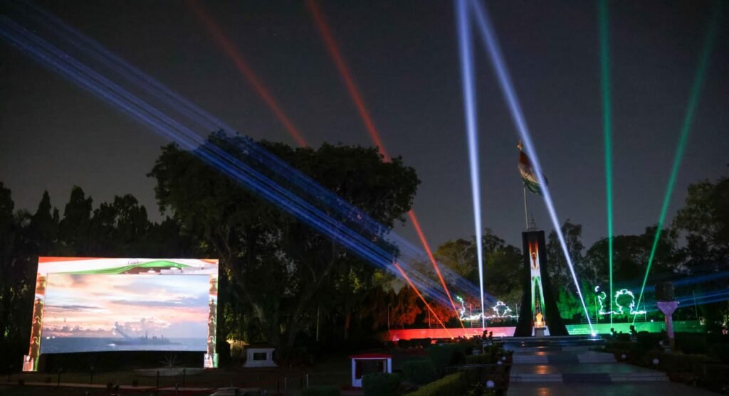 लखनऊ छावनी स्थित स्मृतिका युद्ध स्मारक में अत्याधुनिक लेज़र, लाइट और साउंड शो का उद्घाटन किया गया। रक्षा मंत्री राजनाथ सिंह और मुख्यमंत्री योगी आदित्यनाथ ने इस 30 मिनट के मल्टीमीडिया शो की शुरुआत की। इसमें भारतीय सेना के प्रमुख युद्धों, ऑपरेशनों, परमवीर चक्र विजेताओं की वीरता और ‘आत्मनिर्भर भारत’ के तहत सैन्य आधुनिकीकरण को प्रभावशाली ढंग से प्रस्तुत किया गया है। यह शो रोज शाम आयोजित होगा और जल्द ही आम जनता के लिए खोला जाएगा, जो युवाओं को प्रेरित करेगा।