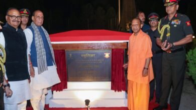रक्षा मंत्री ने लखनऊ में सेना के मध्य कमान के स्मृतिका युद्ध स्मारक में अत्याधुनिक लेज़र, लाइट और साउंड शो का उद्घाटन किया