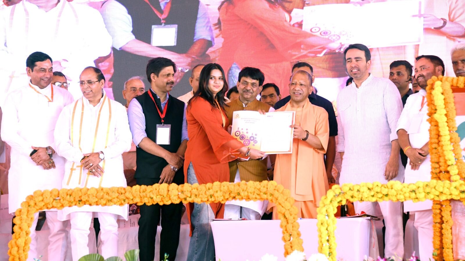 मुजफ्फरनगर में मुख्यमंत्री योगी आदित्यनाथ ने ₹951 करोड़ की 423 विकास परियोजनाओं का लोकार्पण व शिलान्यास करते हुए कहा कि उत्तर प्रदेश तेजी से विकास के पथ पर अग्रसर है, लेकिन कुछ लोग औद्योगिक अशांति फैलाने की साजिश कर रहे हैं। उन्होंने श्रमिकों से सतर्क रहने की अपील की और न्यूनतम मानदेय, सामाजिक सुरक्षा तथा रोजगार के अवसर बढ़ाने का भरोसा दिया। सीएम ने महापुरुषों को जातीय दायरे से ऊपर रखने और युवा कौशल विकास पर जोर दिया।