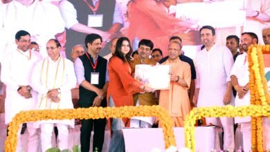 मुजफ्फरनगर में मुख्यमंत्री योगी आदित्यनाथ ने ₹951 करोड़ की 423 विकास परियोजनाओं का लोकार्पण व शिलान्यास करते हुए कहा कि उत्तर प्रदेश तेजी से विकास के पथ पर अग्रसर है, लेकिन कुछ लोग औद्योगिक अशांति फैलाने की साजिश कर रहे हैं। उन्होंने श्रमिकों से सतर्क रहने की अपील की और न्यूनतम मानदेय, सामाजिक सुरक्षा तथा रोजगार के अवसर बढ़ाने का भरोसा दिया। सीएम ने महापुरुषों को जातीय दायरे से ऊपर रखने और युवा कौशल विकास पर जोर दिया।