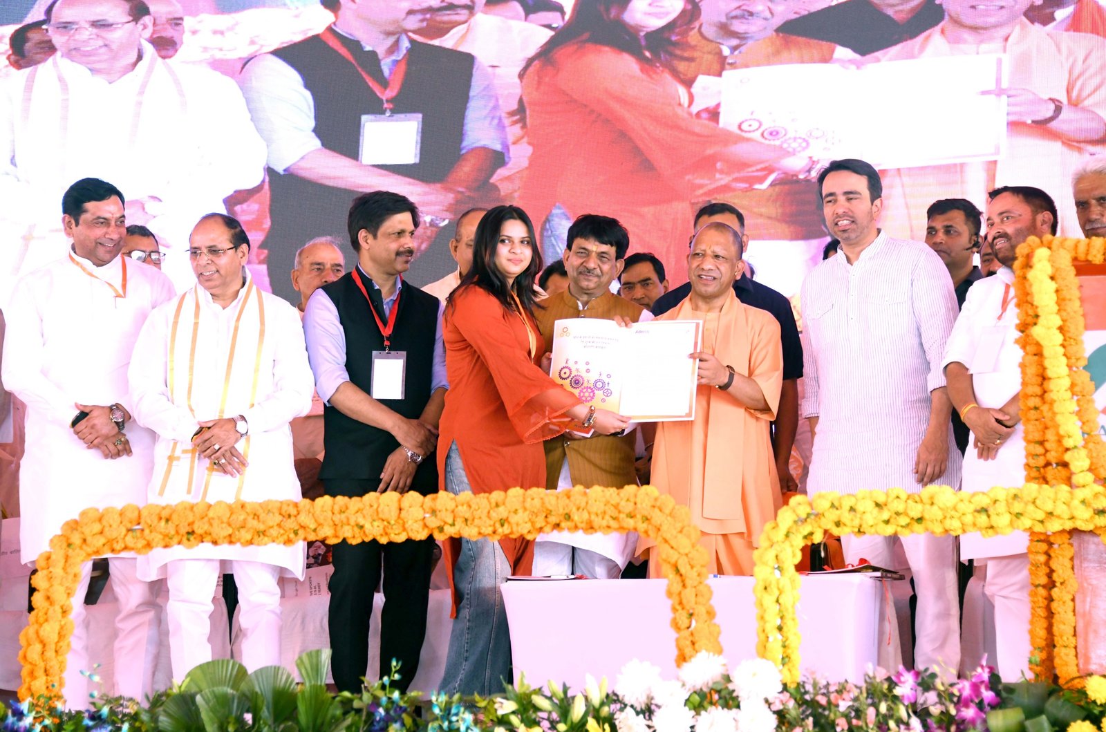 मुजफ्फरनगर में मुख्यमंत्री योगी आदित्यनाथ ने ₹951 करोड़ की 423 विकास परियोजनाओं का लोकार्पण व शिलान्यास करते हुए कहा कि उत्तर प्रदेश तेजी से विकास के पथ पर अग्रसर है, लेकिन कुछ लोग औद्योगिक अशांति फैलाने की साजिश कर रहे हैं। उन्होंने श्रमिकों से सतर्क रहने की अपील की और न्यूनतम मानदेय, सामाजिक सुरक्षा तथा रोजगार के अवसर बढ़ाने का भरोसा दिया। सीएम ने महापुरुषों को जातीय दायरे से ऊपर रखने और युवा कौशल विकास पर जोर दिया।