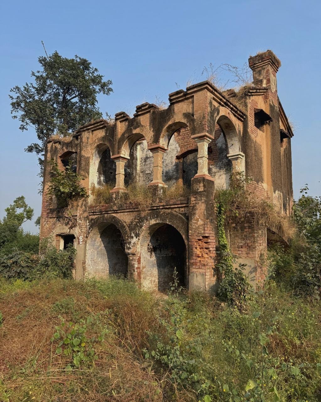 उत्तर प्रदेश के बागपत में 18 अप्रैल, विश्व धरोहर दिवस पर पहली हेरिटेज ट्रेल शुरू की जाएगी। इस पहल के तहत बरनावा के लाक्षागृह, सिनौली पुरातात्विक स्थल, पुरा महादेव मंदिर सहित कई ऐतिहासिक स्थानों को जोड़ा गया है। पर्यटक महाभारत कालीन घटनाओं और 4000 वर्ष पुरानी सभ्यता का अनुभव कर सकेंगे। योजना से स्थानीय युवाओं को रोजगार, गांवों में होमस्टे और पारंपरिक कलाओं को बढ़ावा मिलेगा, जिससे बागपत को वैश्विक पर्यटन मानचित्र पर नई पहचान मिलेगी।