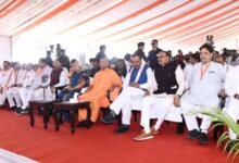 सहारनपुर में मुख्यमंत्री योगी आदित्यनाथ ने दिल्ली-बागपत-सहारनपुर-देहरादून इकोनॉमिक कॉरिडोर को पश्चिमी उत्तर प्रदेश की अर्थव्यवस्था के लिए गेमचेंजर बताया। उन्होंने कहा कि इससे सहारनपुर, मेरठ और बागपत समेत कई जिलों की कनेक्टिविटी बेहतर होगी और औद्योगिक विकास को गति मिलेगी। किसानों, कारीगरों और उद्यमियों को अपने उत्पाद राष्ट्रीय राजधानी के माध्यम से वैश्विक बाजारों तक पहुंचाने का अवसर मिलेगा। यह परियोजना रोजगार सृजन, निवेश वृद्धि और क्षेत्रीय विकास में अहम भूमिका निभाएगी।