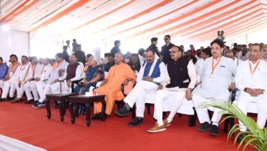 सहारनपुर में मुख्यमंत्री योगी आदित्यनाथ ने दिल्ली-बागपत-सहारनपुर-देहरादून इकोनॉमिक कॉरिडोर को पश्चिमी उत्तर प्रदेश की अर्थव्यवस्था के लिए गेमचेंजर बताया। उन्होंने कहा कि इससे सहारनपुर, मेरठ और बागपत समेत कई जिलों की कनेक्टिविटी बेहतर होगी और औद्योगिक विकास को गति मिलेगी। किसानों, कारीगरों और उद्यमियों को अपने उत्पाद राष्ट्रीय राजधानी के माध्यम से वैश्विक बाजारों तक पहुंचाने का अवसर मिलेगा। यह परियोजना रोजगार सृजन, निवेश वृद्धि और क्षेत्रीय विकास में अहम भूमिका निभाएगी।