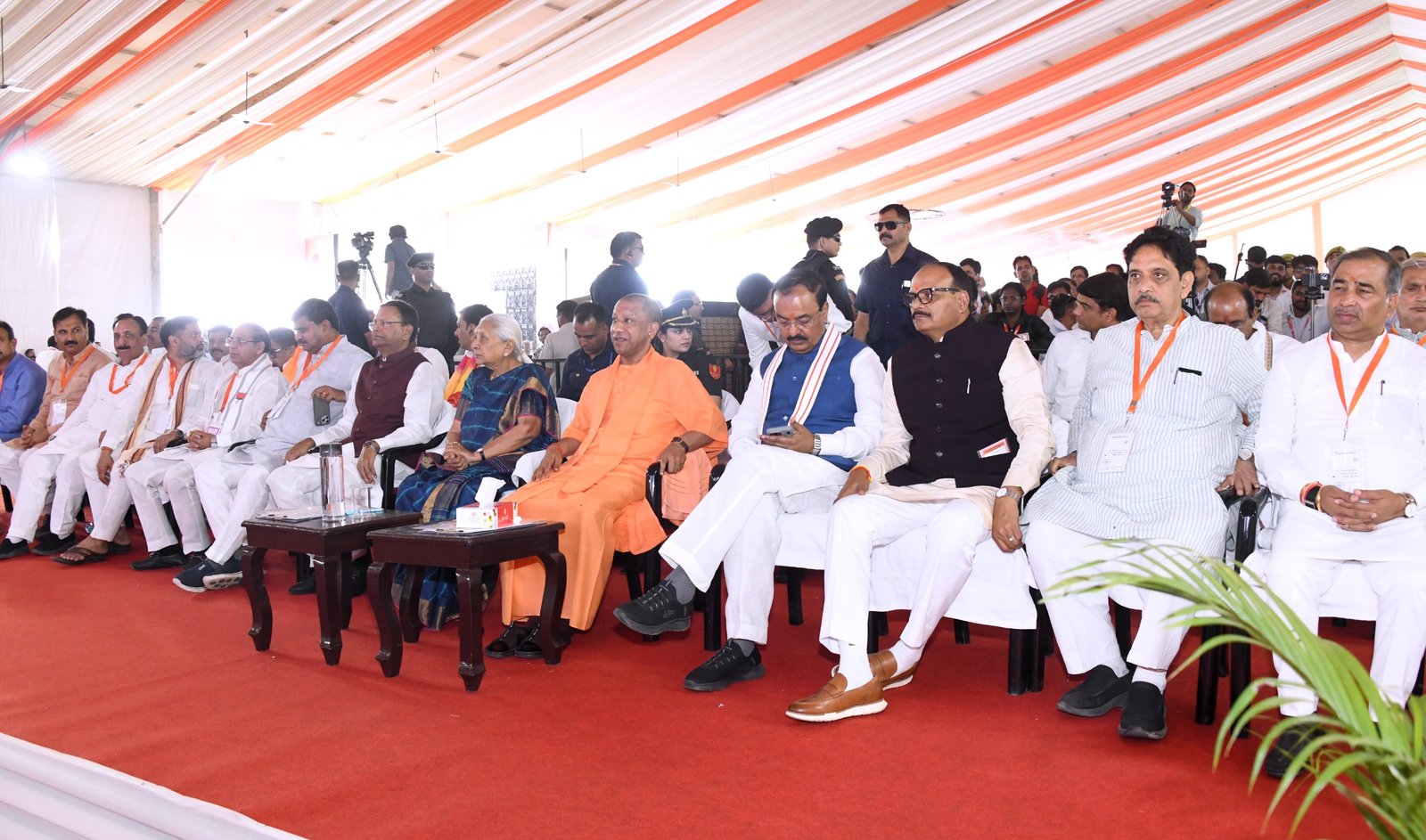 सहारनपुर में मुख्यमंत्री योगी आदित्यनाथ ने दिल्ली-बागपत-सहारनपुर-देहरादून इकोनॉमिक कॉरिडोर को पश्चिमी उत्तर प्रदेश की अर्थव्यवस्था के लिए गेमचेंजर बताया। उन्होंने कहा कि इससे सहारनपुर, मेरठ और बागपत समेत कई जिलों की कनेक्टिविटी बेहतर होगी और औद्योगिक विकास को गति मिलेगी। किसानों, कारीगरों और उद्यमियों को अपने उत्पाद राष्ट्रीय राजधानी के माध्यम से वैश्विक बाजारों तक पहुंचाने का अवसर मिलेगा। यह परियोजना रोजगार सृजन, निवेश वृद्धि और क्षेत्रीय विकास में अहम भूमिका निभाएगी।