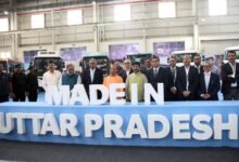 लखनऊ स्थित टाटा मोटर्स प्लांट में मुख्यमंत्री योगी आदित्यनाथ ने 10 लाखवीं बस को फ्लैग ऑफ कर इसे उत्तर प्रदेश की औद्योगिक प्रगति का ऐतिहासिक क्षण बताया। उन्होंने कहा कि यह उपलब्धि प्रदेश को ग्लोबल मैन्युफैक्चरिंग हब बनाने की दिशा में मील का पत्थर है। सीएम ने टीमवर्क, ईमानदारी और कृतज्ञता को सफलता का आधार बताते हुए सकारात्मक कार्यसंस्कृति पर जोर दिया। बेहतर इंफ्रास्ट्रक्चर, निवेश और स्किल डेवलपमेंट के चलते यूपी तेजी से औद्योगिक केंद्र के रूप में उभर रहा है।