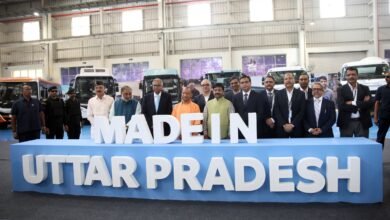 लखनऊ स्थित टाटा मोटर्स प्लांट में मुख्यमंत्री योगी आदित्यनाथ ने 10 लाखवीं बस को फ्लैग ऑफ कर इसे उत्तर प्रदेश की औद्योगिक प्रगति का ऐतिहासिक क्षण बताया। उन्होंने कहा कि यह उपलब्धि प्रदेश को ग्लोबल मैन्युफैक्चरिंग हब बनाने की दिशा में मील का पत्थर है। सीएम ने टीमवर्क, ईमानदारी और कृतज्ञता को सफलता का आधार बताते हुए सकारात्मक कार्यसंस्कृति पर जोर दिया। बेहतर इंफ्रास्ट्रक्चर, निवेश और स्किल डेवलपमेंट के चलते यूपी तेजी से औद्योगिक केंद्र के रूप में उभर रहा है।