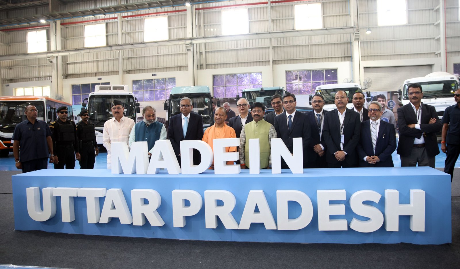 लखनऊ स्थित टाटा मोटर्स प्लांट में मुख्यमंत्री योगी आदित्यनाथ ने 10 लाखवीं बस को फ्लैग ऑफ कर इसे उत्तर प्रदेश की औद्योगिक प्रगति का ऐतिहासिक क्षण बताया। उन्होंने कहा कि यह उपलब्धि प्रदेश को ग्लोबल मैन्युफैक्चरिंग हब बनाने की दिशा में मील का पत्थर है। सीएम ने टीमवर्क, ईमानदारी और कृतज्ञता को सफलता का आधार बताते हुए सकारात्मक कार्यसंस्कृति पर जोर दिया। बेहतर इंफ्रास्ट्रक्चर, निवेश और स्किल डेवलपमेंट के चलते यूपी तेजी से औद्योगिक केंद्र के रूप में उभर रहा है।