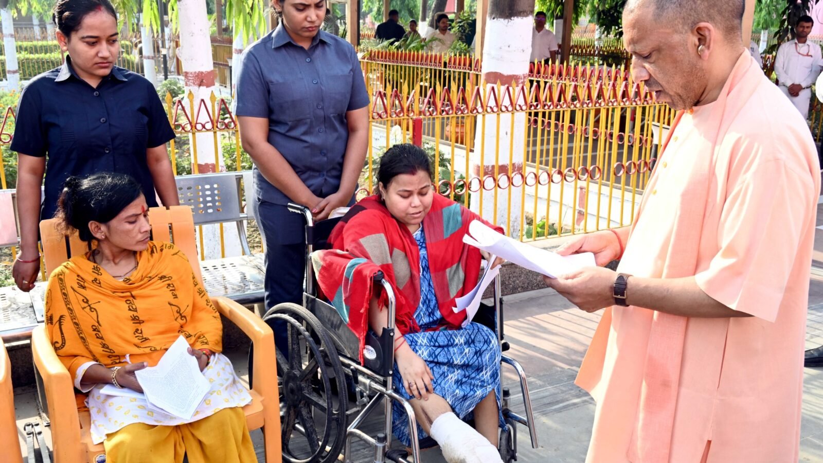 गोरखपुर प्रवास के दौरान मुख्यमंत्री योगी आदित्यनाथ ने गोरखनाथ मंदिर में जनता दर्शन कर करीब 200 लोगों की समस्याएं सुनीं। श्रावस्ती से आई महिला के बीमार बच्चे को देख उन्होंने तत्काल आयुष्मान कार्ड बनवाने व आर्थिक सहायता देने का निर्देश दिया। अधिकारियों को सभी शिकायतों का समयबद्ध, निष्पक्ष और प्रभावी निस्तारण सुनिश्चित करने को कहा।