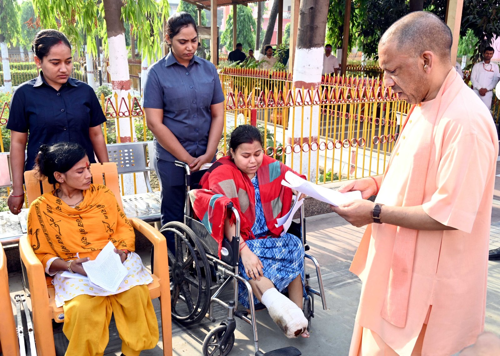 गोरखपुर प्रवास के दौरान मुख्यमंत्री योगी आदित्यनाथ ने गोरखनाथ मंदिर में जनता दर्शन कर करीब 200 लोगों की समस्याएं सुनीं। श्रावस्ती से आई महिला के बीमार बच्चे को देख उन्होंने तत्काल आयुष्मान कार्ड बनवाने व आर्थिक सहायता देने का निर्देश दिया। अधिकारियों को सभी शिकायतों का समयबद्ध, निष्पक्ष और प्रभावी निस्तारण सुनिश्चित करने को कहा।