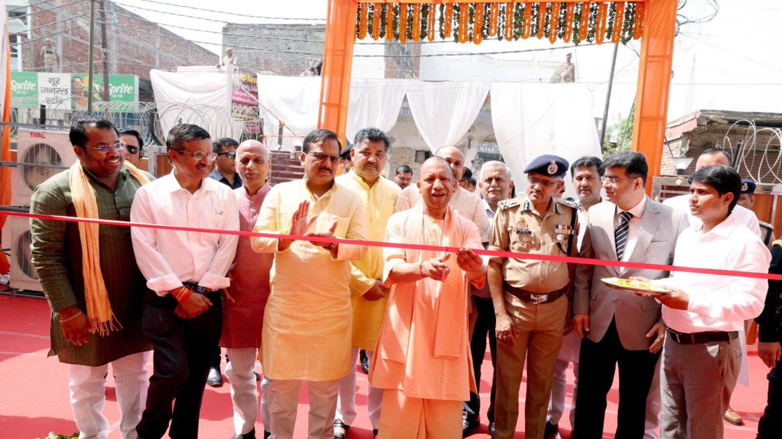 गोरखपुर में गोरखनाथ मंदिर क्षेत्र की सुरक्षा के लिए बने दो आधुनिक सुरक्षा भवनों का उद्घाटन करते हुए मुख्यमंत्री योगी आदित्यनाथ ने कहा कि 2017 के बाद पुलिस विभाग में समय पर भर्ती, प्रशिक्षण और बेहतर अवस्थापना सुविधाओं से कार्यक्षमता बढ़ी है। उन्होंने बताया कि 9 वर्षों में 2.19 लाख से अधिक पुलिस कर्मियों की भर्ती की गई और ट्रेनिंग क्षमता 3 हजार से बढ़कर 60 हजार हो गई है। इससे प्रदेश में सुरक्षा व्यवस्था मजबूत हुई है और सुशासन को नई मजबूती मिली है।