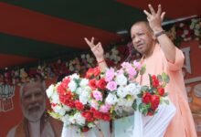 उत्तर प्रदेश के मुख्यमंत्री योगी आदित्यनाथ ने पश्चिम बंगाल के बाराबनी, रामपुरहाट और बोलपुर में जनसभाओं को संबोधित करते हुए तृणमूल कांग्रेस, कांग्रेस और वामपंथियों पर जमकर हमला बोला। उन्होंने बंगाल में माफियाराज, भ्रष्टाचार और भय का माहौल होने का आरोप लगाते हुए भाजपा को विकास, सुरक्षा और सुशासन की गारंटी बताया। योगी ने डबल इंजन सरकार का वादा करते हुए मतदाताओं से भाजपा प्रत्याशियों को जिताने की अपील की। साथ ही बांग्ला में संवाद कर जनसमूह का उत्साह भी बढ़ाया।