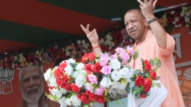 उत्तर प्रदेश के मुख्यमंत्री योगी आदित्यनाथ ने पश्चिम बंगाल के बाराबनी, रामपुरहाट और बोलपुर में जनसभाओं को संबोधित करते हुए तृणमूल कांग्रेस, कांग्रेस और वामपंथियों पर जमकर हमला बोला। उन्होंने बंगाल में माफियाराज, भ्रष्टाचार और भय का माहौल होने का आरोप लगाते हुए भाजपा को विकास, सुरक्षा और सुशासन की गारंटी बताया। योगी ने डबल इंजन सरकार का वादा करते हुए मतदाताओं से भाजपा प्रत्याशियों को जिताने की अपील की। साथ ही बांग्ला में संवाद कर जनसमूह का उत्साह भी बढ़ाया।