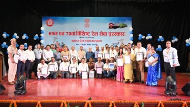 बनारस रेल इंजन कारखाना (बरेका) में 69वें एवं 70वें वार्षिक विशिष्ट रेल सेवा पुरस्कार समारोह का भव्य आयोजन किया गया। महाप्रबंधक आशुतोष पंत ने 31 अधिकारियों एवं कर्मचारियों को सम्मानित किया। कार्यक्रम में सांस्कृतिक प्रस्तुतियां और बरेका की उपलब्धियों पर आधारित डॉक्यूमेंट्री भी दिखाई गई। अपने संबोधन में उन्होंने ‘मेक इन इंडिया’ के तहत 572 लोको निर्माण की ऐतिहासिक उपलब्धि का उल्लेख किया और कर्मचारियों के समर्पण की सराहना करते हुए उन्हें भविष्य के लिए प्रेरित किया।