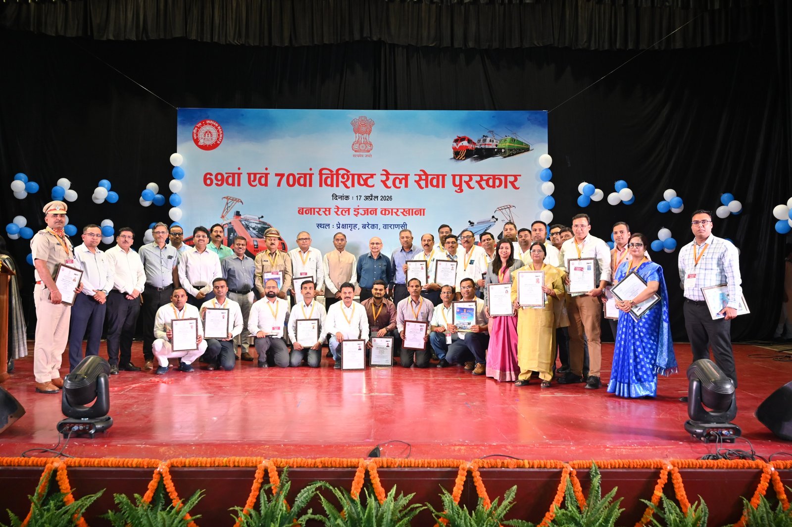 बनारस रेल इंजन कारखाना (बरेका) में 69वें एवं 70वें वार्षिक विशिष्ट रेल सेवा पुरस्कार समारोह का भव्य आयोजन किया गया। महाप्रबंधक आशुतोष पंत ने 31 अधिकारियों एवं कर्मचारियों को सम्मानित किया। कार्यक्रम में सांस्कृतिक प्रस्तुतियां और बरेका की उपलब्धियों पर आधारित डॉक्यूमेंट्री भी दिखाई गई। अपने संबोधन में उन्होंने ‘मेक इन इंडिया’ के तहत 572 लोको निर्माण की ऐतिहासिक उपलब्धि का उल्लेख किया और कर्मचारियों के समर्पण की सराहना करते हुए उन्हें भविष्य के लिए प्रेरित किया।