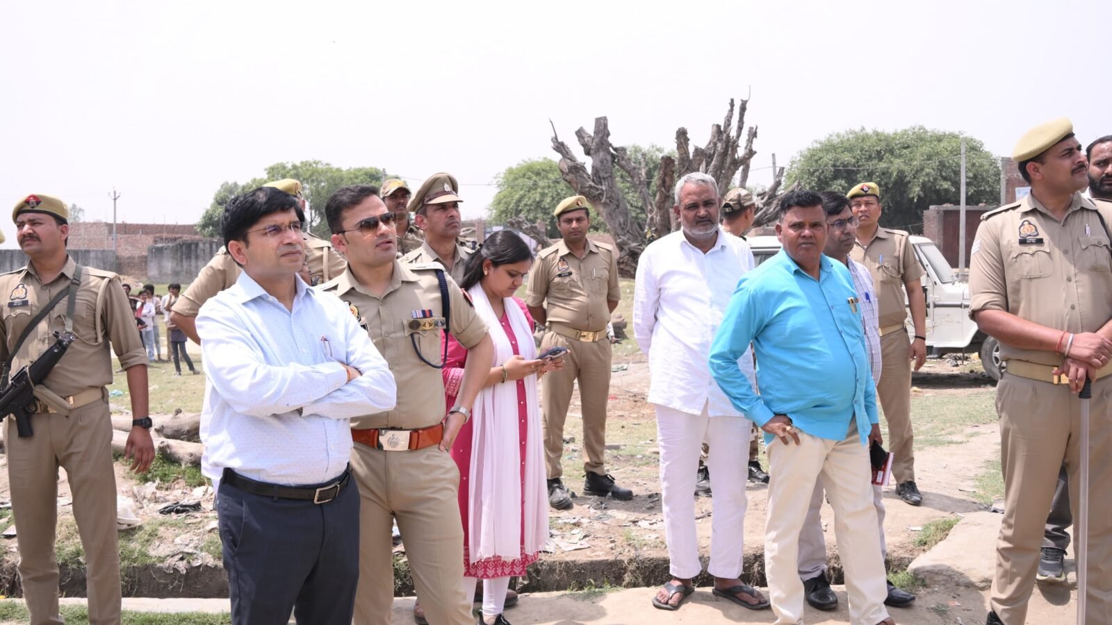 मुख्यमंत्री योगी आदित्यनाथ के निर्देश पर संभल में प्रशासन ने अतिक्रमण हटाने की बड़ी कार्रवाई की। बिछौली और मुबारकपुर बंद गांवों में ग्राम सभा की 1.1 हेक्टेयर भूमि कब्जामुक्त कराई गई। अवैध इमामबाड़ा, ईदगाह, मस्जिद और मदरसा हटाए गए। प्रशासन ने विधिक प्रक्रिया पूरी करते हुए शांतिपूर्ण ढंग से कार्रवाई की और अभियान जारी रखने की बात कही।