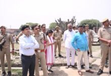 मुख्यमंत्री योगी आदित्यनाथ के निर्देश पर संभल में प्रशासन ने अतिक्रमण हटाने की बड़ी कार्रवाई की। बिछौली और मुबारकपुर बंद गांवों में ग्राम सभा की 1.1 हेक्टेयर भूमि कब्जामुक्त कराई गई। अवैध इमामबाड़ा, ईदगाह, मस्जिद और मदरसा हटाए गए। प्रशासन ने विधिक प्रक्रिया पूरी करते हुए शांतिपूर्ण ढंग से कार्रवाई की और अभियान जारी रखने की बात कही।