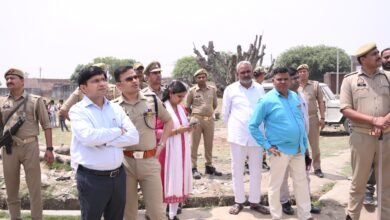 मुख्यमंत्री योगी आदित्यनाथ के निर्देश पर संभल में प्रशासन ने अतिक्रमण हटाने की बड़ी कार्रवाई की। बिछौली और मुबारकपुर बंद गांवों में ग्राम सभा की 1.1 हेक्टेयर भूमि कब्जामुक्त कराई गई। अवैध इमामबाड़ा, ईदगाह, मस्जिद और मदरसा हटाए गए। प्रशासन ने विधिक प्रक्रिया पूरी करते हुए शांतिपूर्ण ढंग से कार्रवाई की और अभियान जारी रखने की बात कही।