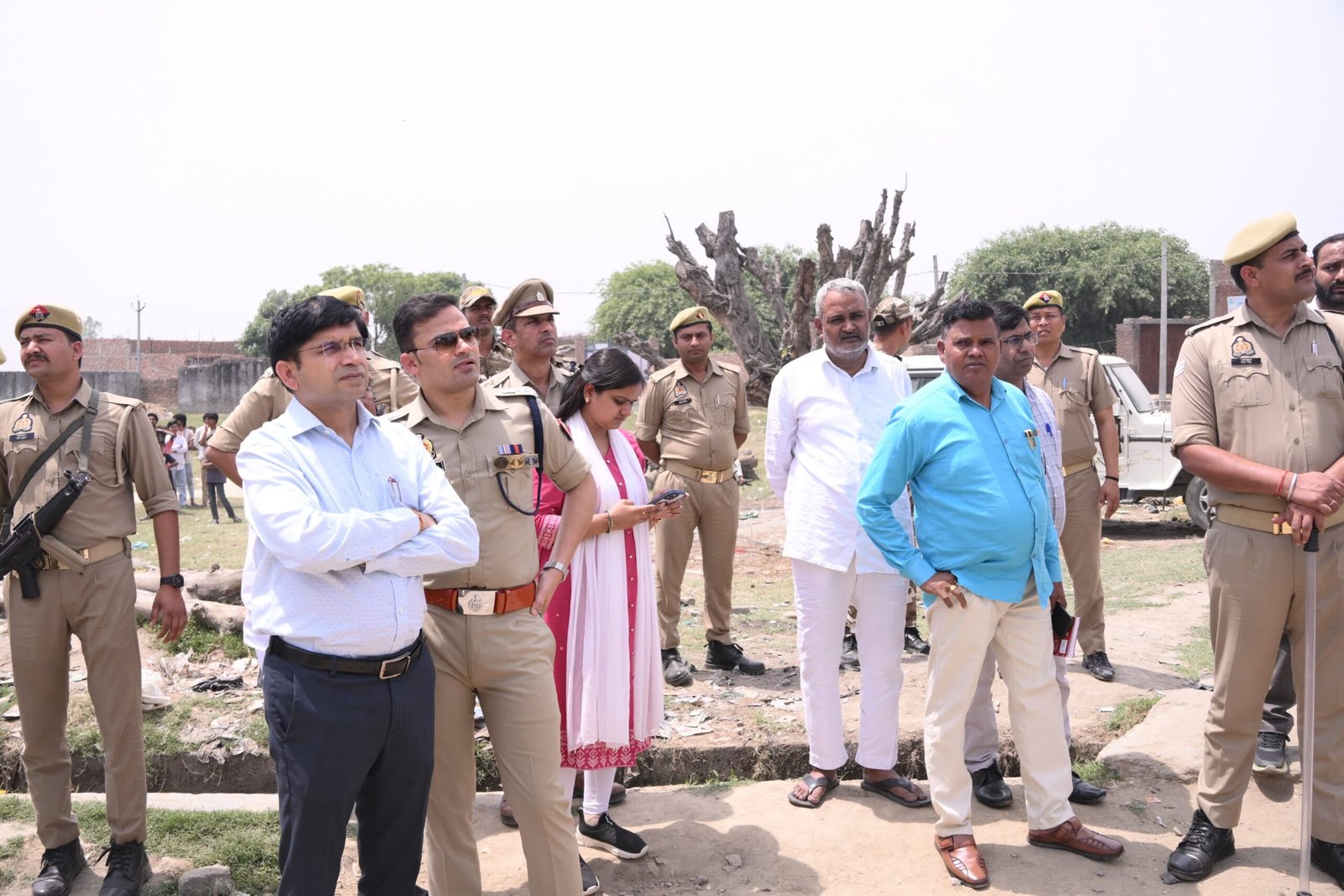 मुख्यमंत्री योगी आदित्यनाथ के निर्देश पर संभल में प्रशासन ने अतिक्रमण हटाने की बड़ी कार्रवाई की। बिछौली और मुबारकपुर बंद गांवों में ग्राम सभा की 1.1 हेक्टेयर भूमि कब्जामुक्त कराई गई। अवैध इमामबाड़ा, ईदगाह, मस्जिद और मदरसा हटाए गए। प्रशासन ने विधिक प्रक्रिया पूरी करते हुए शांतिपूर्ण ढंग से कार्रवाई की और अभियान जारी रखने की बात कही।