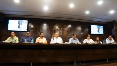 लखनऊ में राष्ट्रकवि रामधारी सिंह दिनकर की पुण्यतिथि पर 24–26 अप्रैल तक ‘रश्मिरथी पर्व’ आयोजित होगा। इंदिरा गांधी प्रतिष्ठान में नाटक, नृत्य नाटिका और राष्ट्रीय परिसंवाद होंगे। कार्यक्रम में स्मारिका लोकार्पण, सांस्कृतिक प्रस्तुतियां और कई प्रमुख नेताओं की सहभागिता रहेगी।