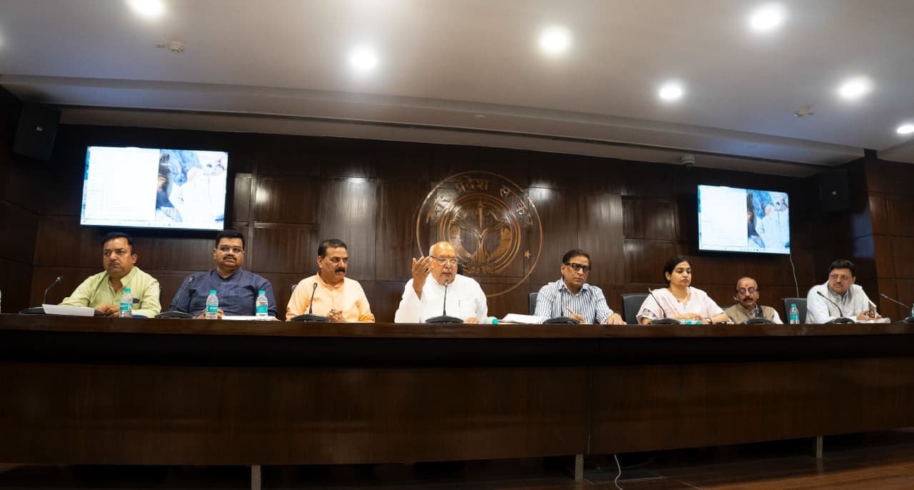 लखनऊ में राष्ट्रकवि रामधारी सिंह दिनकर की पुण्यतिथि पर 24–26 अप्रैल तक ‘रश्मिरथी पर्व’ आयोजित होगा। इंदिरा गांधी प्रतिष्ठान में नाटक, नृत्य नाटिका और राष्ट्रीय परिसंवाद होंगे। कार्यक्रम में स्मारिका लोकार्पण, सांस्कृतिक प्रस्तुतियां और कई प्रमुख नेताओं की सहभागिता रहेगी।