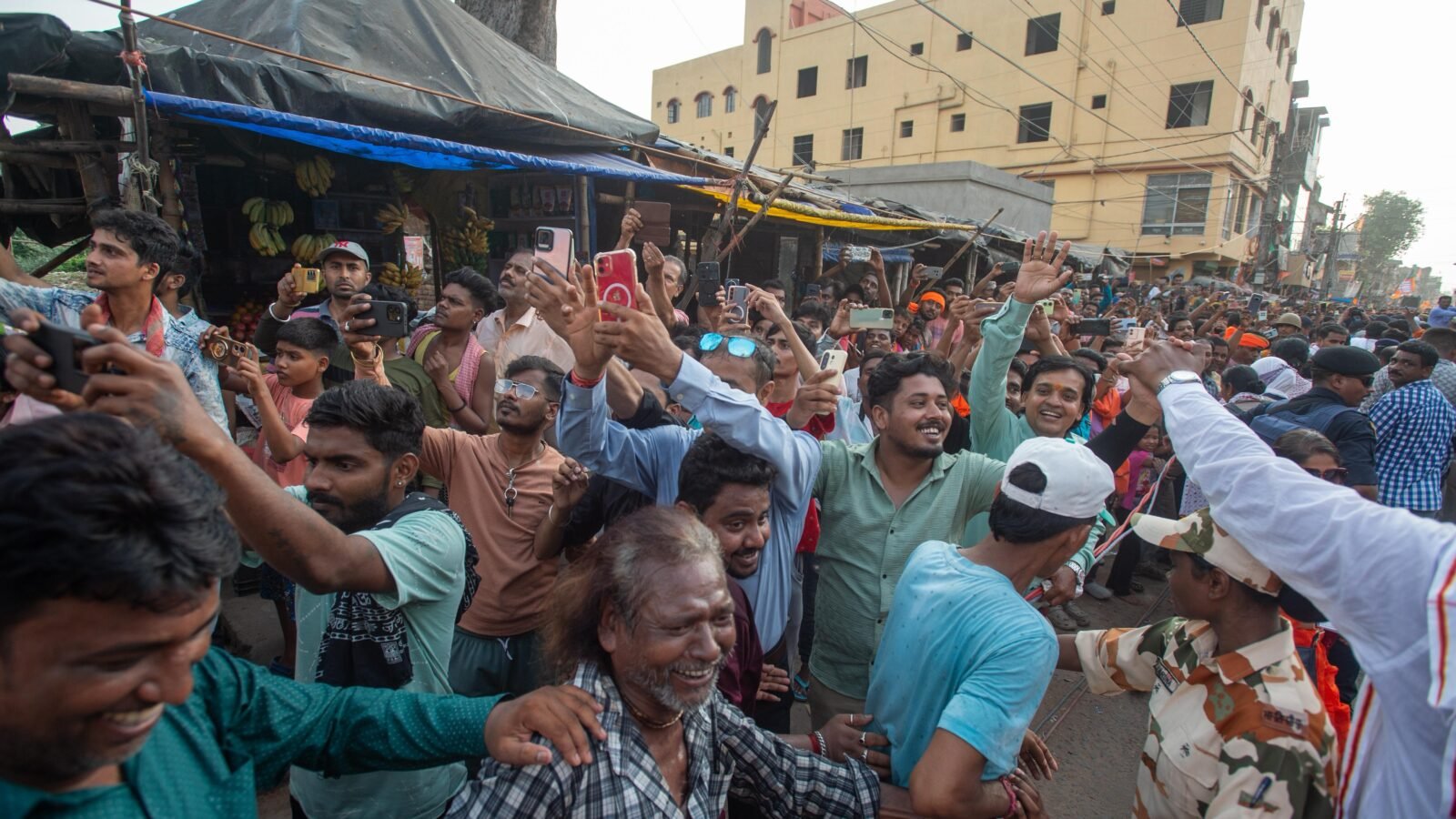 पश्चिम बंगाल के बांकुड़ा में मुख्यमंत्री योगी आदित्यनाथ के रोड शो में जबरदस्त जनसमर्थन देखने को मिला। ‘बुलडोजर बाबा’ के स्वागत में सड़कों से लेकर छतों तक लोगों की भीड़ उमड़ पड़ी। जय श्रीराम और हर-हर महादेव के नारों से पूरा क्षेत्र गूंज उठा। सीएम योगी ने भाजपा प्रत्याशी नीलाद्रि शेखर दाना के लिए समर्थन मांगा और जनता का आभार जताया। उन्होंने ‘टीएमसी मुक्त बंगाल’ का आह्वान करते हुए विकास और सुरक्षा का भरोसा दिलाया।