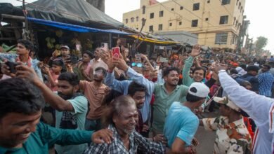 पश्चिम बंगाल के बांकुड़ा में मुख्यमंत्री योगी आदित्यनाथ के रोड शो में जबरदस्त जनसमर्थन देखने को मिला। ‘बुलडोजर बाबा’ के स्वागत में सड़कों से लेकर छतों तक लोगों की भीड़ उमड़ पड़ी। जय श्रीराम और हर-हर महादेव के नारों से पूरा क्षेत्र गूंज उठा। सीएम योगी ने भाजपा प्रत्याशी नीलाद्रि शेखर दाना के लिए समर्थन मांगा और जनता का आभार जताया। उन्होंने ‘टीएमसी मुक्त बंगाल’ का आह्वान करते हुए विकास और सुरक्षा का भरोसा दिलाया।