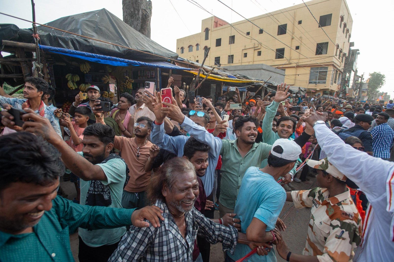 पश्चिम बंगाल के बांकुड़ा में मुख्यमंत्री योगी आदित्यनाथ के रोड शो में जबरदस्त जनसमर्थन देखने को मिला। ‘बुलडोजर बाबा’ के स्वागत में सड़कों से लेकर छतों तक लोगों की भीड़ उमड़ पड़ी। जय श्रीराम और हर-हर महादेव के नारों से पूरा क्षेत्र गूंज उठा। सीएम योगी ने भाजपा प्रत्याशी नीलाद्रि शेखर दाना के लिए समर्थन मांगा और जनता का आभार जताया। उन्होंने ‘टीएमसी मुक्त बंगाल’ का आह्वान करते हुए विकास और सुरक्षा का भरोसा दिलाया।