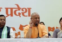 लखनऊ में आयोजित प्रेसवार्ता में मुख्यमंत्री योगी आदित्यनाथ ने नारी शक्ति वंदन अधिनियम संशोधन विधेयक पारित न होने पर विपक्ष पर तीखा हमला बोला। उन्होंने इसे नारी सम्मान के खिलाफ “अक्षम्य पाप” बताया और विपक्ष के आचरण की तुलना द्रौपदी चीरहरण से की। सीएम ने कहा कि प्रधानमंत्री मोदी के नेतृत्व में महिलाओं को सशक्त करने के प्रयासों को इंडी गठबंधन ने बाधित किया। वहीं केंद्रीय मंत्री अन्नपूर्णा देवी ने 17 अप्रैल को “काला दिवस” बताते हुए विपक्ष पर महिलाओं के अधिकारों से खिलवाड़ का आरोप लगाया।