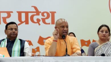 लखनऊ में आयोजित प्रेसवार्ता में मुख्यमंत्री योगी आदित्यनाथ ने नारी शक्ति वंदन अधिनियम संशोधन विधेयक पारित न होने पर विपक्ष पर तीखा हमला बोला। उन्होंने इसे नारी सम्मान के खिलाफ “अक्षम्य पाप” बताया और विपक्ष के आचरण की तुलना द्रौपदी चीरहरण से की। सीएम ने कहा कि प्रधानमंत्री मोदी के नेतृत्व में महिलाओं को सशक्त करने के प्रयासों को इंडी गठबंधन ने बाधित किया। वहीं केंद्रीय मंत्री अन्नपूर्णा देवी ने 17 अप्रैल को “काला दिवस” बताते हुए विपक्ष पर महिलाओं के अधिकारों से खिलवाड़ का आरोप लगाया।