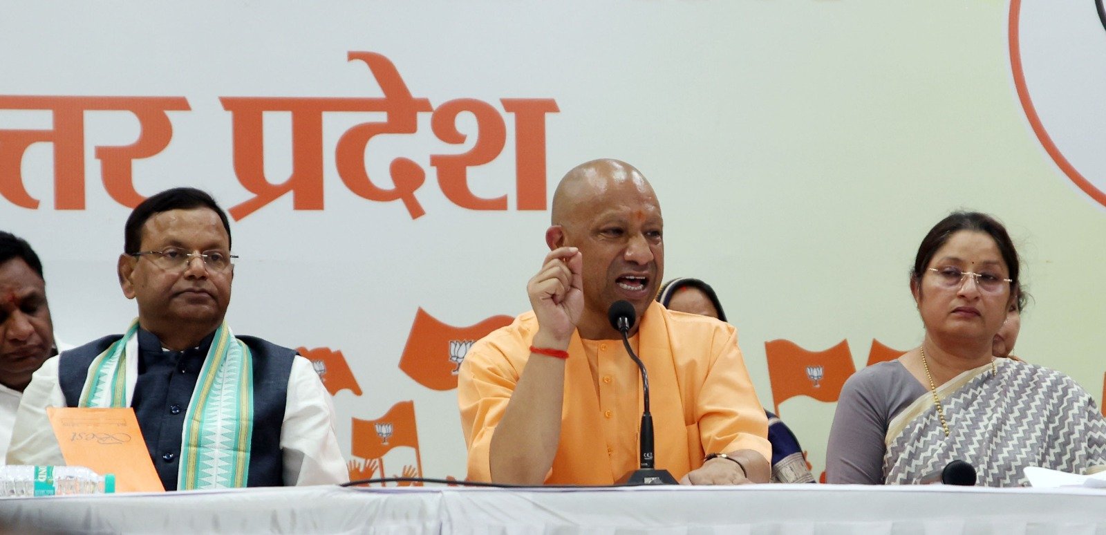 लखनऊ में आयोजित प्रेसवार्ता में मुख्यमंत्री योगी आदित्यनाथ ने नारी शक्ति वंदन अधिनियम संशोधन विधेयक पारित न होने पर विपक्ष पर तीखा हमला बोला। उन्होंने इसे नारी सम्मान के खिलाफ “अक्षम्य पाप” बताया और विपक्ष के आचरण की तुलना द्रौपदी चीरहरण से की। सीएम ने कहा कि प्रधानमंत्री मोदी के नेतृत्व में महिलाओं को सशक्त करने के प्रयासों को इंडी गठबंधन ने बाधित किया। वहीं केंद्रीय मंत्री अन्नपूर्णा देवी ने 17 अप्रैल को “काला दिवस” बताते हुए विपक्ष पर महिलाओं के अधिकारों से खिलवाड़ का आरोप लगाया।