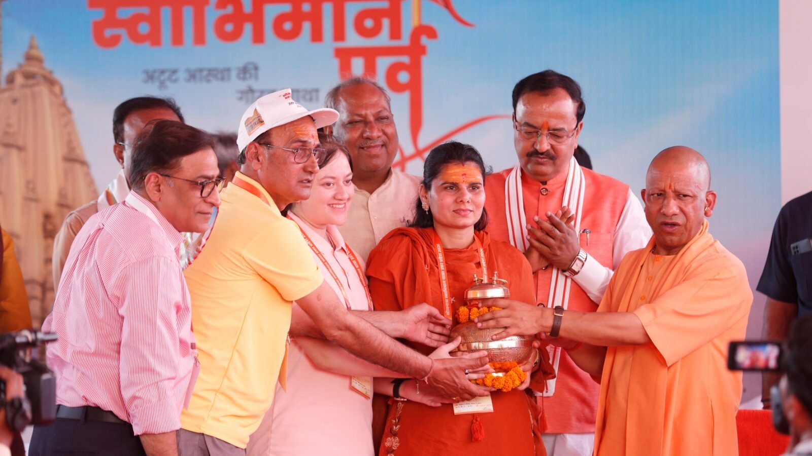 लखनऊ में मुख्यमंत्री योगी आदित्यनाथ ने सोमनाथ स्वाभिमान यात्रा का शुभारंभ करते हुए सनातन संस्कृति की अटूट शक्ति और भारत के सांस्कृतिक पुनर्जागरण पर जोर दिया। उन्होंने प्रधानमंत्री नरेंद्र मोदी के नेतृत्व में देश को विरासत और विकास के संगम का उदाहरण बताया। सोमनाथ मंदिर पुनरुत्थान में सरदार पटेल और डॉ. राजेंद्र प्रसाद के योगदान को याद करते हुए उन्होंने कहा कि यह यात्रा आस्था, एकता और स्वाभिमान का प्रतीक है, जिसमें उत्तर प्रदेश से श्रद्धालु गुजरात के लिए रवाना हुए।