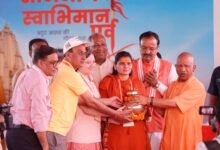 लखनऊ में मुख्यमंत्री योगी आदित्यनाथ ने सोमनाथ स्वाभिमान यात्रा का शुभारंभ करते हुए सनातन संस्कृति की अटूट शक्ति और भारत के सांस्कृतिक पुनर्जागरण पर जोर दिया। उन्होंने प्रधानमंत्री नरेंद्र मोदी के नेतृत्व में देश को विरासत और विकास के संगम का उदाहरण बताया। सोमनाथ मंदिर पुनरुत्थान में सरदार पटेल और डॉ. राजेंद्र प्रसाद के योगदान को याद करते हुए उन्होंने कहा कि यह यात्रा आस्था, एकता और स्वाभिमान का प्रतीक है, जिसमें उत्तर प्रदेश से श्रद्धालु गुजरात के लिए रवाना हुए।