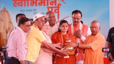 लखनऊ में मुख्यमंत्री योगी आदित्यनाथ ने सोमनाथ स्वाभिमान यात्रा का शुभारंभ करते हुए सनातन संस्कृति की अटूट शक्ति और भारत के सांस्कृतिक पुनर्जागरण पर जोर दिया। उन्होंने प्रधानमंत्री नरेंद्र मोदी के नेतृत्व में देश को विरासत और विकास के संगम का उदाहरण बताया। सोमनाथ मंदिर पुनरुत्थान में सरदार पटेल और डॉ. राजेंद्र प्रसाद के योगदान को याद करते हुए उन्होंने कहा कि यह यात्रा आस्था, एकता और स्वाभिमान का प्रतीक है, जिसमें उत्तर प्रदेश से श्रद्धालु गुजरात के लिए रवाना हुए।