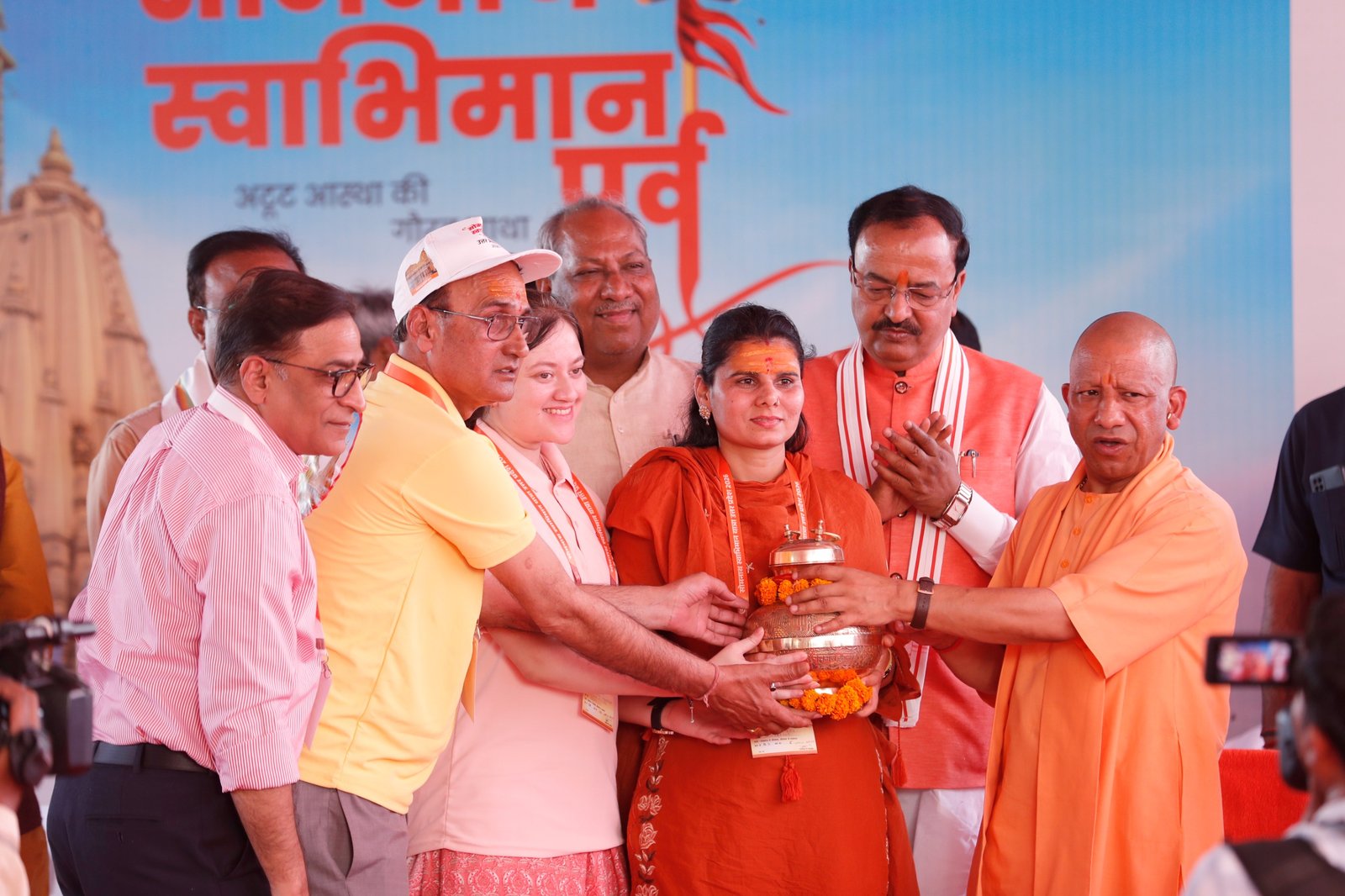 लखनऊ में मुख्यमंत्री योगी आदित्यनाथ ने सोमनाथ स्वाभिमान यात्रा का शुभारंभ करते हुए सनातन संस्कृति की अटूट शक्ति और भारत के सांस्कृतिक पुनर्जागरण पर जोर दिया। उन्होंने प्रधानमंत्री नरेंद्र मोदी के नेतृत्व में देश को विरासत और विकास के संगम का उदाहरण बताया। सोमनाथ मंदिर पुनरुत्थान में सरदार पटेल और डॉ. राजेंद्र प्रसाद के योगदान को याद करते हुए उन्होंने कहा कि यह यात्रा आस्था, एकता और स्वाभिमान का प्रतीक है, जिसमें उत्तर प्रदेश से श्रद्धालु गुजरात के लिए रवाना हुए।