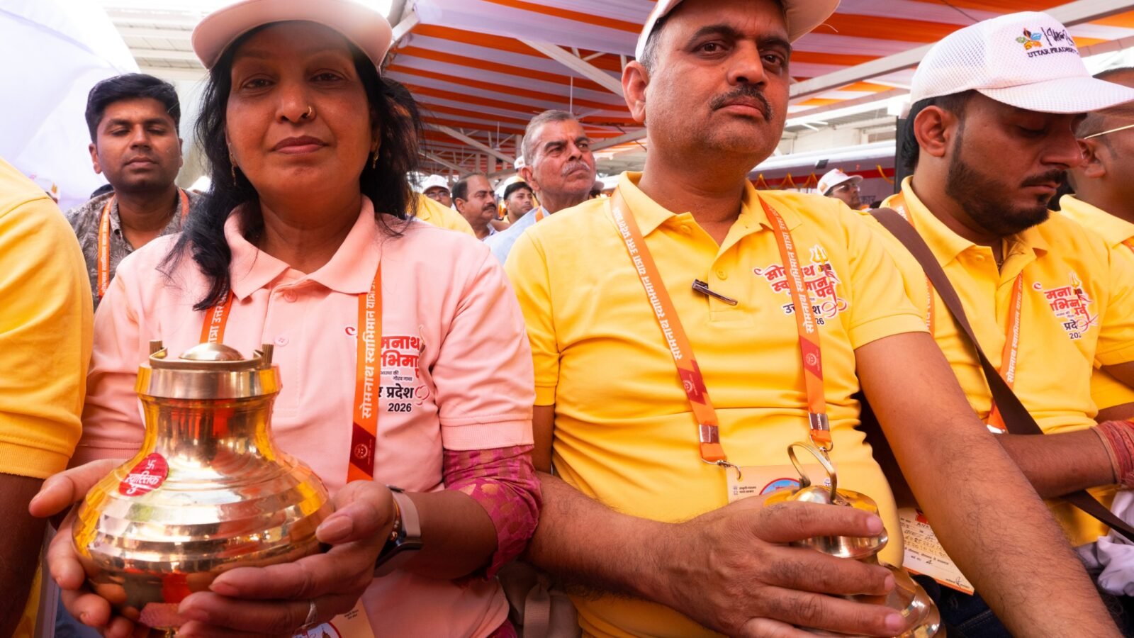 उत्तर प्रदेश के मुख्यमंत्री योगी आदित्यनाथ ने लखनऊ से सोमनाथ स्वाभिमान यात्रा का शुभारंभ किया। वैदिक मंत्रोच्चार और शंखनाद के बीच रवाना हुई इस विशेष ट्रेन में प्रदेशभर के श्रद्धालु शामिल हुए। आर्थिक रूप से कमजोर वर्ग को तीर्थ यात्रा का अवसर मिलने से लोगों ने सरकार का आभार जताया और इसे सनातन संस्कृति को सशक्त करने वाली पहल बताया।