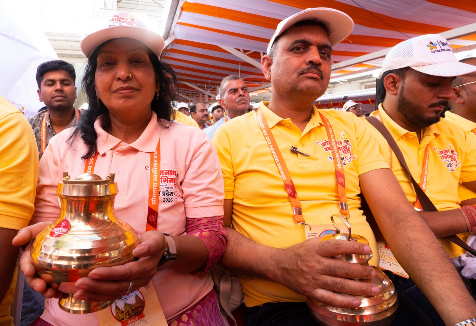 उत्तर प्रदेश के मुख्यमंत्री योगी आदित्यनाथ ने लखनऊ से सोमनाथ स्वाभिमान यात्रा का शुभारंभ किया। वैदिक मंत्रोच्चार और शंखनाद के बीच रवाना हुई इस विशेष ट्रेन में प्रदेशभर के श्रद्धालु शामिल हुए। आर्थिक रूप से कमजोर वर्ग को तीर्थ यात्रा का अवसर मिलने से लोगों ने सरकार का आभार जताया और इसे सनातन संस्कृति को सशक्त करने वाली पहल बताया।