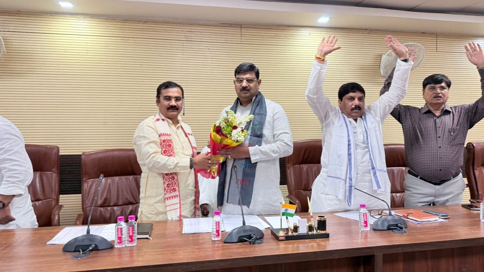 वाराणसी में 28 अप्रैल को प्रस्तावित प्रधानमंत्री नरेंद्र मोदी के कार्यक्रम की तैयारियां तेज हो गई हैं। भाजपा प्रदेश महामंत्री (संगठन) धर्मपाल सिंह ने बैठक में आयोजन की कमान मातृशक्ति को सौंपने का निर्णय लिया। कार्यक्रम में 50 हजार से अधिक महिलाओं की भागीदारी होगी, जो नारी सशक्तिकरण का संदेश देगा।