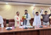 वाराणसी में 28 अप्रैल को प्रस्तावित प्रधानमंत्री नरेंद्र मोदी के कार्यक्रम की तैयारियां तेज हो गई हैं। भाजपा प्रदेश महामंत्री (संगठन) धर्मपाल सिंह ने बैठक में आयोजन की कमान मातृशक्ति को सौंपने का निर्णय लिया। कार्यक्रम में 50 हजार से अधिक महिलाओं की भागीदारी होगी, जो नारी सशक्तिकरण का संदेश देगा।