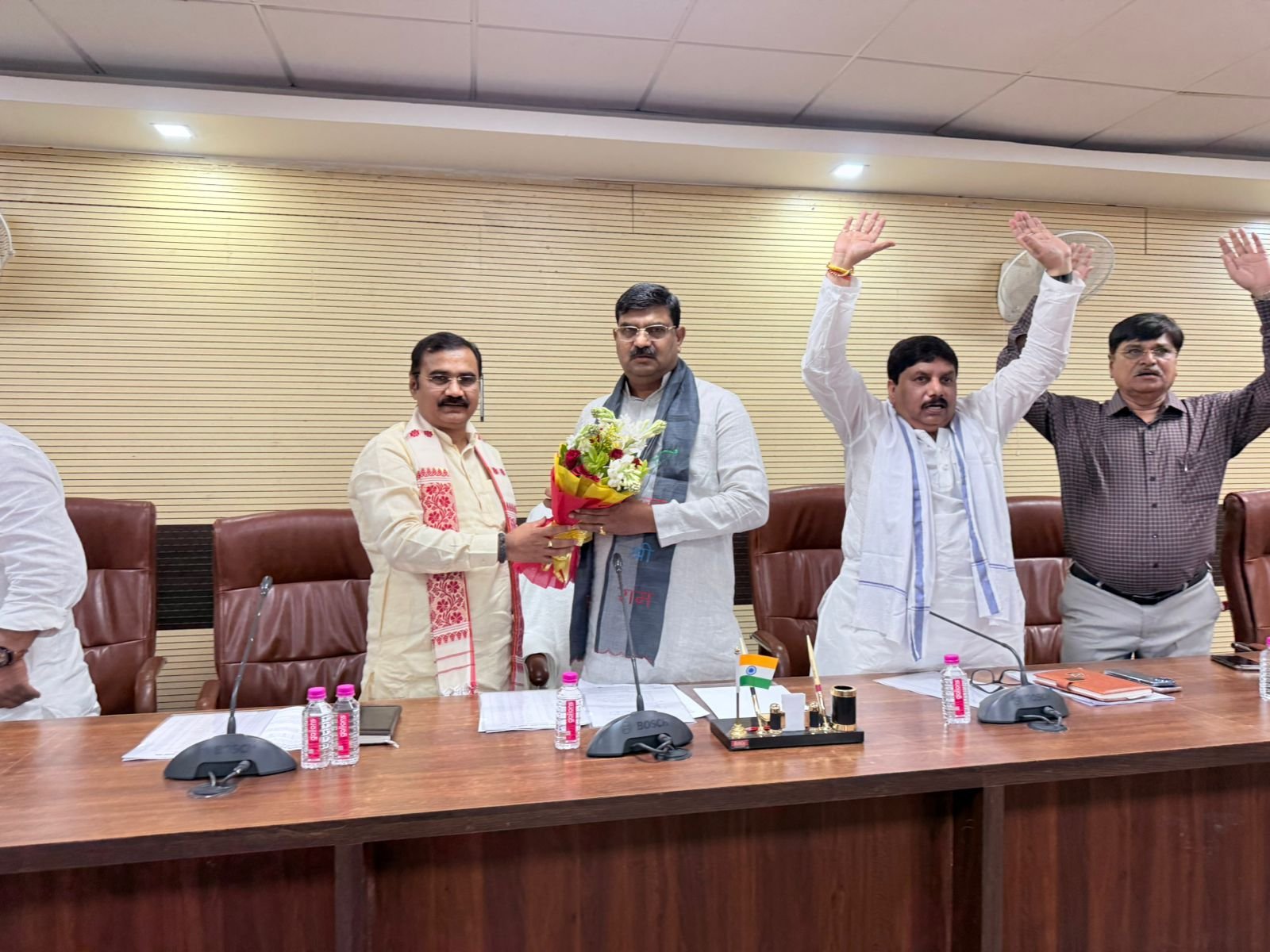 वाराणसी में 28 अप्रैल को प्रस्तावित प्रधानमंत्री नरेंद्र मोदी के कार्यक्रम की तैयारियां तेज हो गई हैं। भाजपा प्रदेश महामंत्री (संगठन) धर्मपाल सिंह ने बैठक में आयोजन की कमान मातृशक्ति को सौंपने का निर्णय लिया। कार्यक्रम में 50 हजार से अधिक महिलाओं की भागीदारी होगी, जो नारी सशक्तिकरण का संदेश देगा।