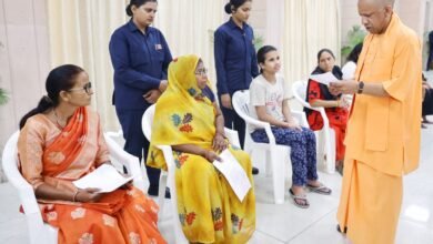 लखनऊ में मुख्यमंत्री योगी आदित्यनाथ ने जनता दर्शन में प्रदेशभर से आए लोगों की समस्याएं सुनीं और अधिकारियों को समयबद्ध समाधान के निर्देश दिए। बरेली की महिला को पीएम स्वनिधि योजना से मदद दिलाने के निर्देश दिए गए। आवास, शिक्षा, इलाज और अवैध कब्जे के मामलों में भी मुख्यमंत्री ने त्वरित कार्रवाई सुनिश्चित करने को कहा।