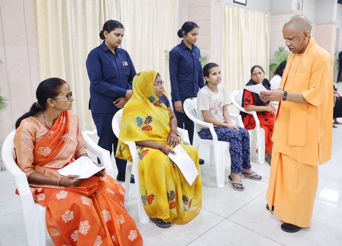 लखनऊ में मुख्यमंत्री योगी आदित्यनाथ ने जनता दर्शन में प्रदेशभर से आए लोगों की समस्याएं सुनीं और अधिकारियों को समयबद्ध समाधान के निर्देश दिए। बरेली की महिला को पीएम स्वनिधि योजना से मदद दिलाने के निर्देश दिए गए। आवास, शिक्षा, इलाज और अवैध कब्जे के मामलों में भी मुख्यमंत्री ने त्वरित कार्रवाई सुनिश्चित करने को कहा।