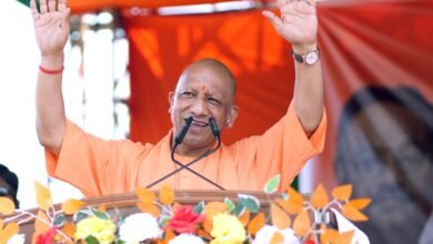 पश्चिम बंगाल चुनाव में उत्तर प्रदेश के मुख्यमंत्री योगी आदित्यनाथ ने पश्चिम मेदिनीपुर और पुरुलिया की जनसभाओं में टीएमसी सरकार पर तीखा हमला बोला। उन्होंने बंगाल में बेरोजगारी, उद्योगों के बंद होने, माफियाराज और तुष्टिकरण की राजनीति का आरोप लगाया। योगी ने दावा किया कि यूपी में ‘नो कर्फ्यू-नो दंगा’ मॉडल लागू है और भाजपा की डबल इंजन सरकार ही बंगाल को अराजकता से मुक्त कर विकास की राह पर ला सकती है। रैलियों में भारी भीड़ और ‘योगी-योगी’ के नारे गूंजते रहे।